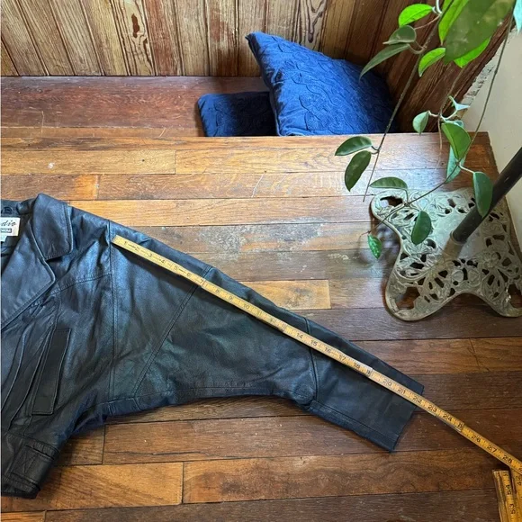 Vintage Black Leather Cropped Jacket - Picture 11 of 15